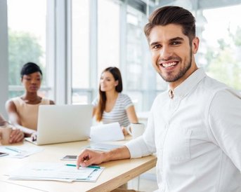 Junger Student in der Ausbildung füllt ein Formular aus.