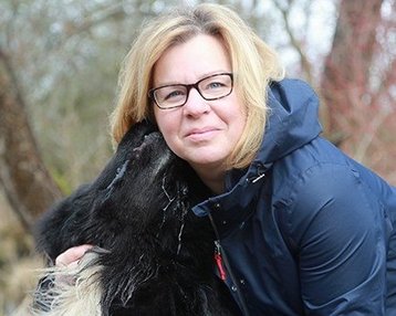 Frau mit Hund in Natur